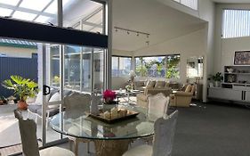 Maison Blue - Chic Inner City Townhouse